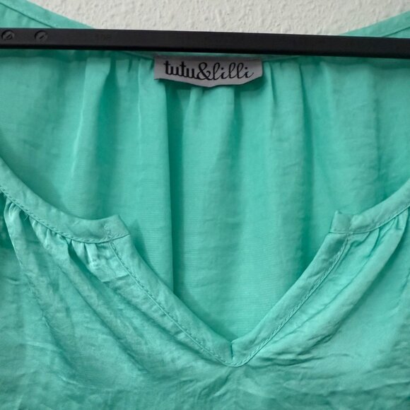 Tutu & Lilli Teal Satin Split Neck Flutter Sleeve Oversized Blouse Top Size Larg - Picture 3 of 6